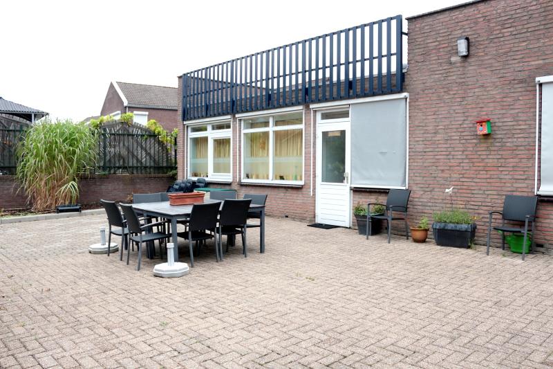 Achterkant en terras