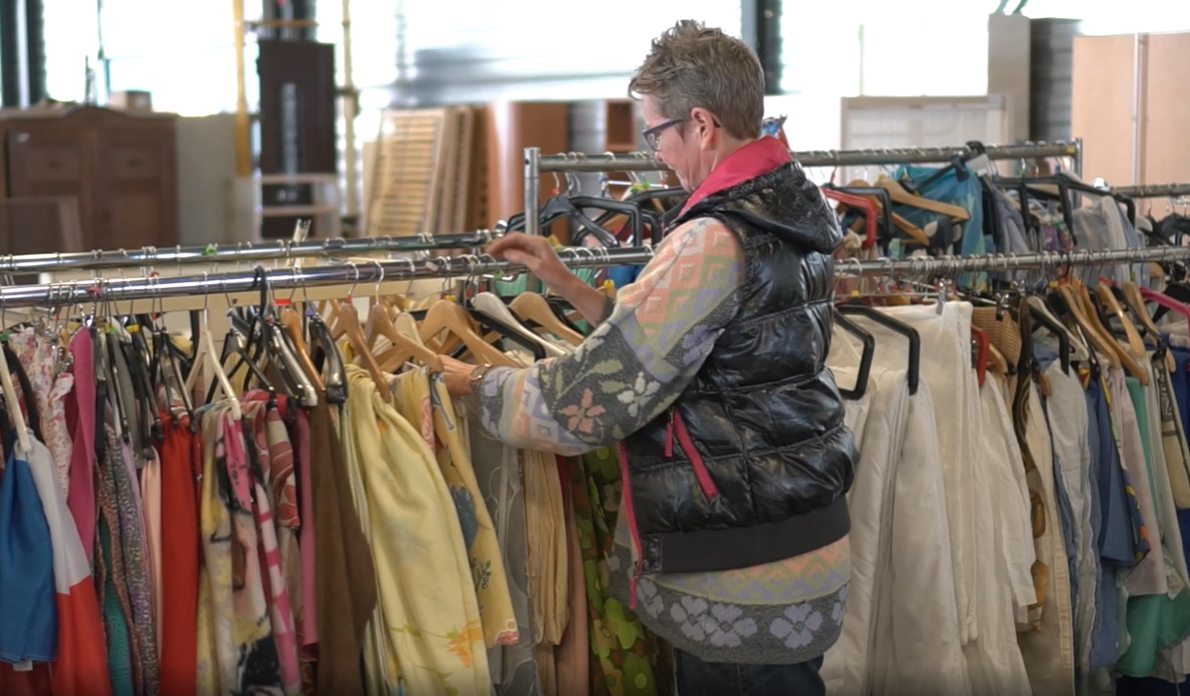 Kleding in de winkel hangen
